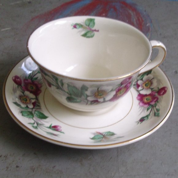 Maddock teacup saucer set bone china Montana Dogwood flowers - Picture 1 of 1